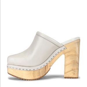 Steve Madden Alvara Clog in Bone